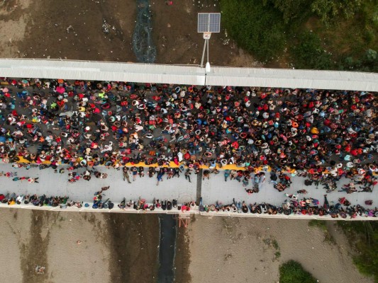 'Le pedimos a AMLO que nos abra las puertas', migrantes en puente fronterizo