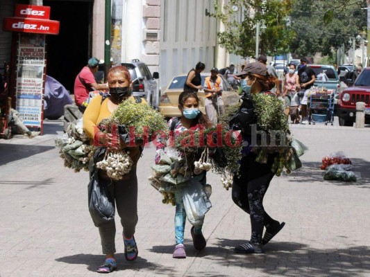 Mayoría de capitalinos acatan uso de mascarilla; otros se mantienen reacios a usarla (FOTOS)