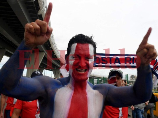 Como si fuera un carnaval llegaron disfrazados los aficionados de Brasil y Costa Rica