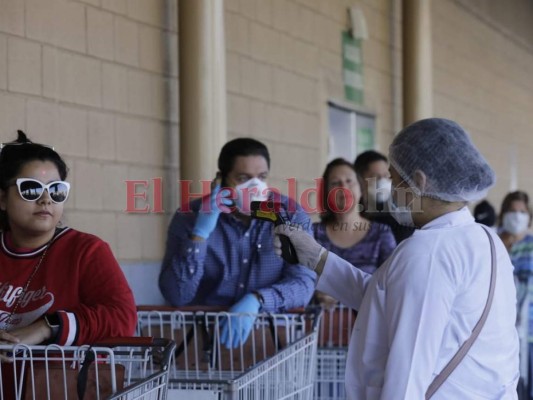 Sin mascarilla y aglomerados, así se arriesgan algunos capitalinos