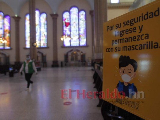 Feligresía católica recibe misa tras vigencia de la reapertura inteligente