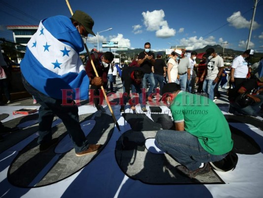 FOTOS: Hondureños repintan graffiti viral y exigen transparencia