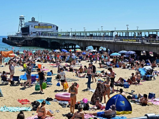 FOTOS: Indignante aglomeración en playa del sur de Inglaterra en plena pandemia