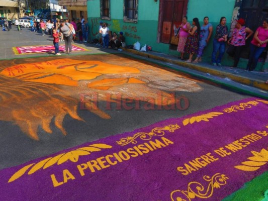 Coloridas alfombras de aserrín engalanan procesiones de este Viernes Santo