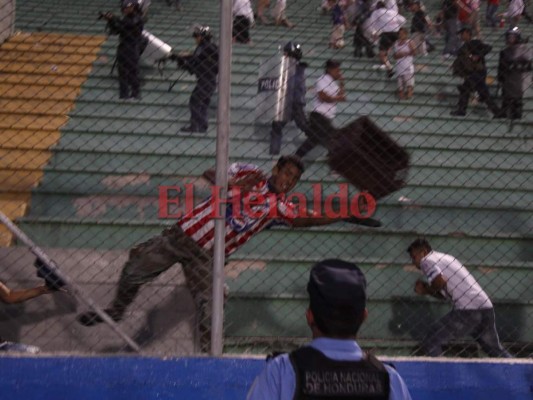 Terrible enfrentamiento entre barras y Policía Nacional tras el clásico capitalino