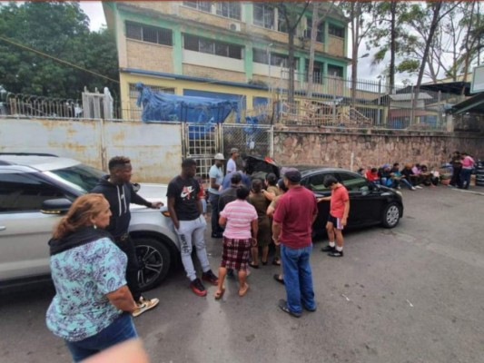 FOTOS: El noble gesto de Romell Quioto en un asilo de ancianos y en el Hospital Escuela en víspera navideña