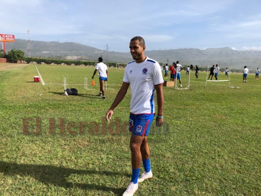 FOTOS: Vestido de blanco y muy sonriente, así llegó Eddie Hernández al entrenamiento de Olimpia