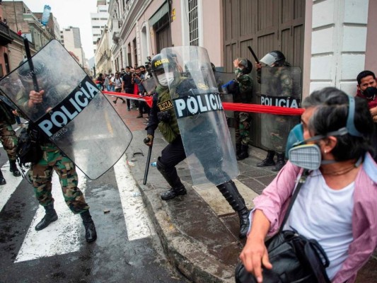 Jornada de intensas protestas en Perú un día después de la destitución de Vizcarra (FOTOS)