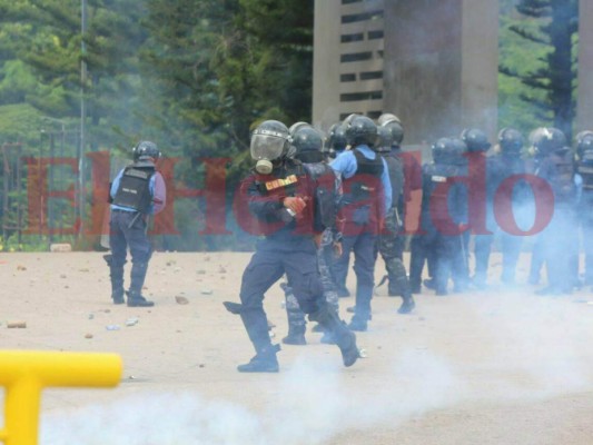 FOTOS: Nueva batalla campal entre universitarios y policías en la UNAH