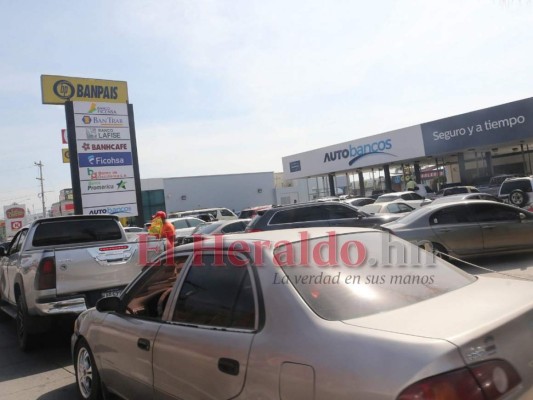 FOTOS: Viernes Santo con mercados y bancos abarrotados en la capital