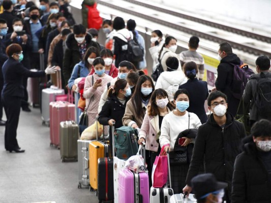 FOTOS: Miles de pasajeros abandonan Wuhan tras el fin del confinamiento