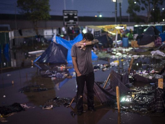 FOTOS: Fuerte lluvia destruye carpas en las que dormían migrantes de la caravana en Tijuana, México