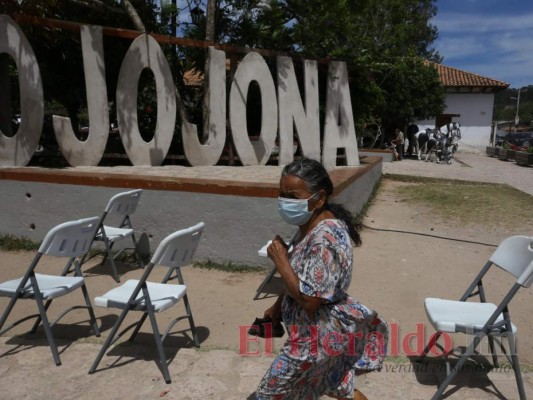 En orden y sentados, Ojojona vacuna a sus abuelitos con dosis donadas por El Salvador (FOTOS)