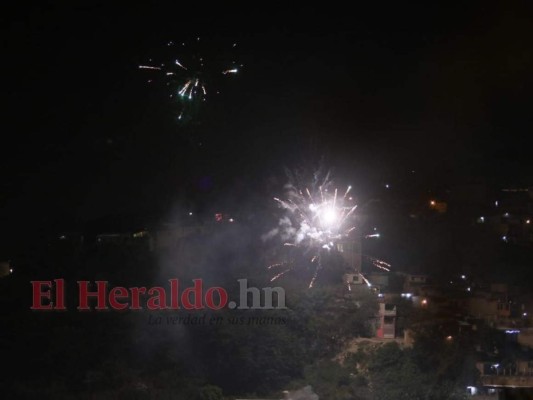 Colorida pirotecnia engalanó el cielo de Tegucigalpa y Comayagüela (FOTOS)