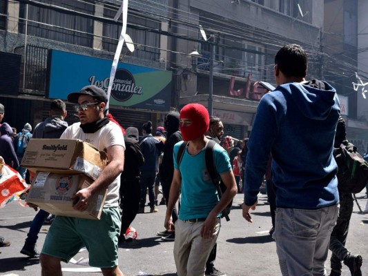 FOTOS: Violentos saqueos e incendios en medio de protestas en Chile