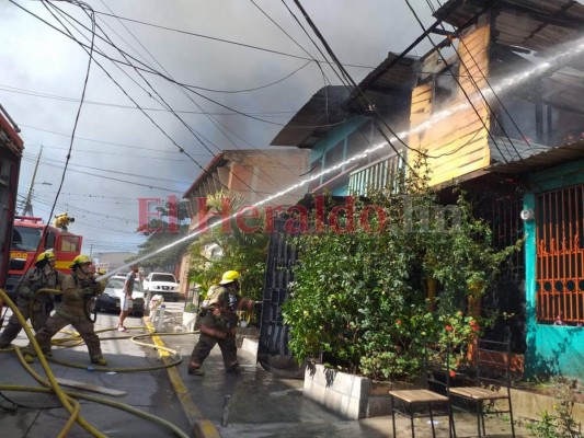 Las primeras imágenes del voraz incendio en barrio Bella Vista