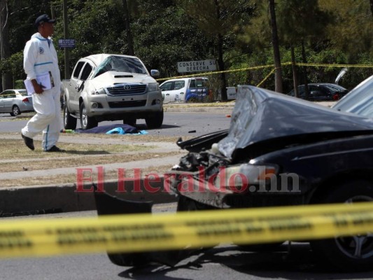 FOTOS: Horrenda escena de mortal choque entre turismo y pick up en la capital