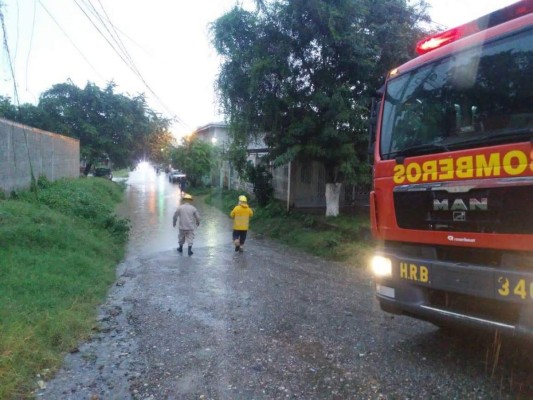 Casas sin techo y fuertes inundaciones deja frente frío en el norte de Honduras