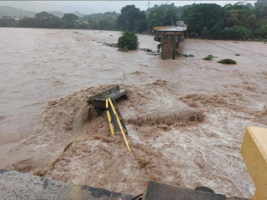 Derrumbes, puentes caídos y hundimiento de carreteras, los estragos que provoca Eta en Honduras