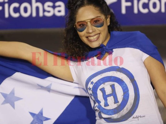 Las bellezas ponen un ambientazo en el Nacional para el Honduras vs Panamá