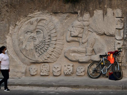 Alejandro Espinoza, el hondureño que hace frente al encierro por Covid-19 esculpiendo figuras mayas en bulevares