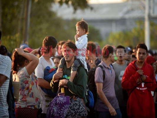 FOTOS: Desesperados, migrantes cruzan otra vez río Suchiate y llegan a México