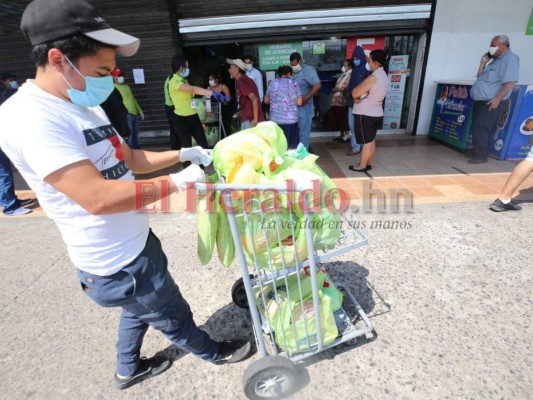 Pese a amenaza del coronavirus, capitalinos salen de casa para abastecerse