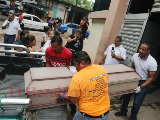 Luto y dolor: retiran cuerpos de mujer embarazada y niño asesinados en masacre de El Guanacaste