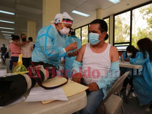 Periodistas y empleados de EL HERALDO reciben vacuna contra el covid-19