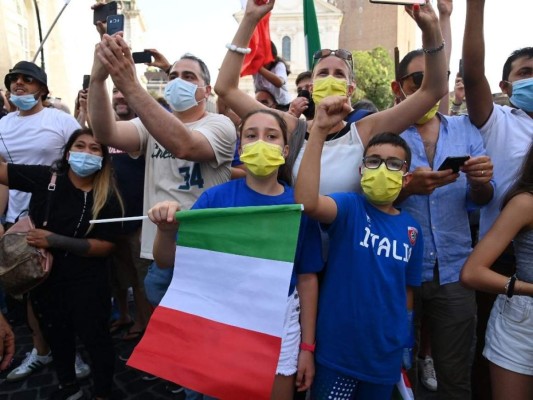 Celebración por campeonato de Italia en la Euro desata la locura en las calles de Roma