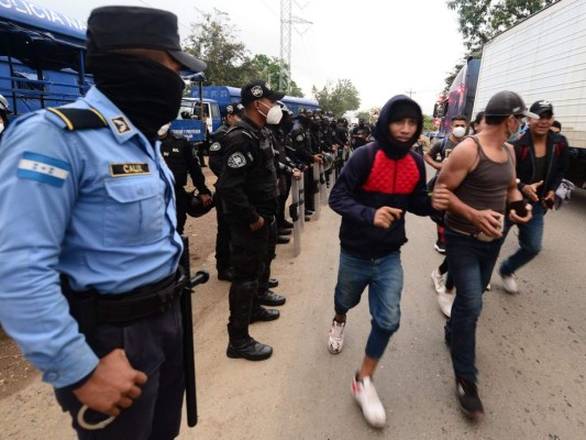 FOTOS: A pie y a 'jalón', sale masiva caravana de migrantes hacia EE UU