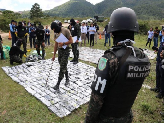 FOTOS: Queman más de 1,200 kilos de cocaína decomisados en La Mosquitia