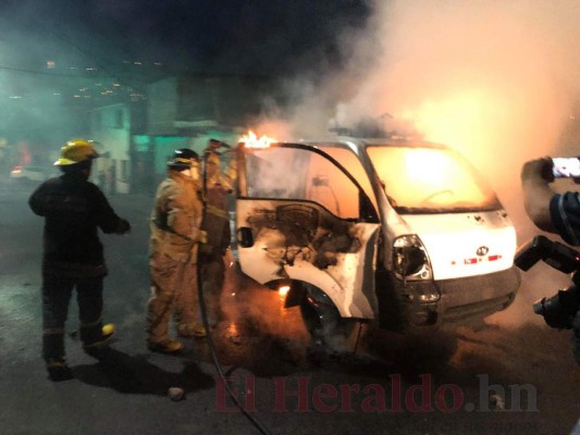 FOTOS: Así quedó el vehículo de la Policía incendiado afuera del Estadio Nacional