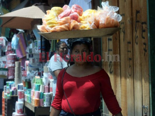 Mayoría de capitalinos acatan uso de mascarilla; otros se mantienen reacios a usarla (FOTOS)