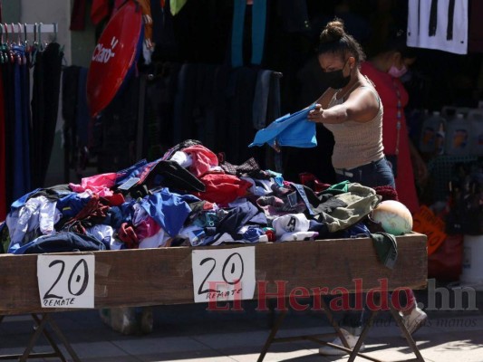 Portando mascarillas, capitalinos visitan comercios para aprovechar promociones de fin de año (Fotos)