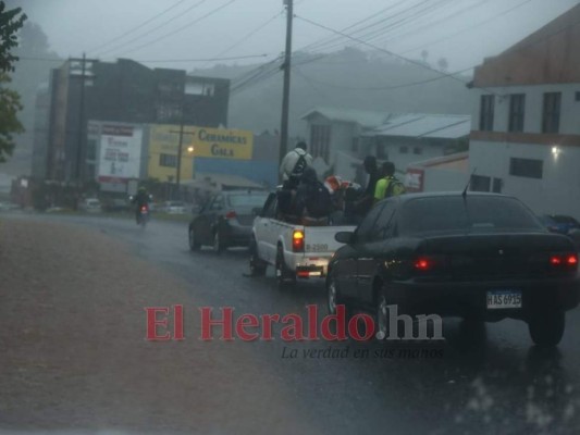 Calles convertidas en ríos y autos atrapados dejan las lluvias en la capital