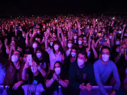 Con mascarillas y pruebas negativas se realizó concierto masivo en Barcelona (Fotos)