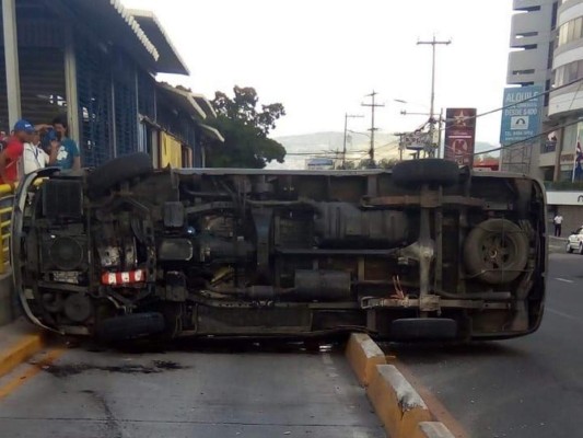 FOTO: Busito escolar se vuelca en el bulevar Suyapa de Tegucigalpa