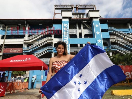 Bellas aficionadas engalanan el Olímpico; disfrutarán el Honduras-Costa Rica