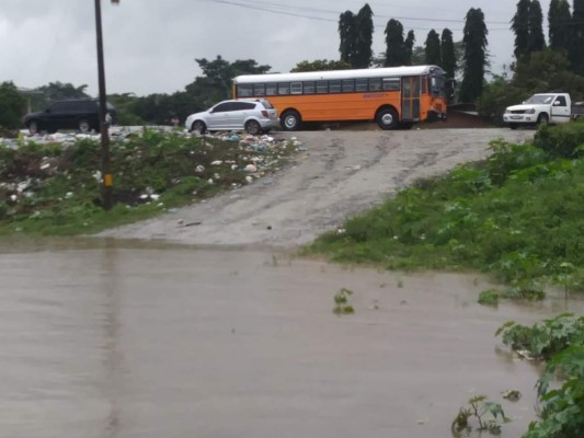 Caos e inundaciones dejan fuertes lluvias y frente frío en el norte de Honduras