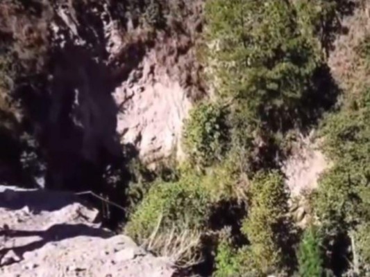 Las imágenes del dantesco hallazgo de un cadáver carbonizado en un abismo de Siguatepeque (Fotos)