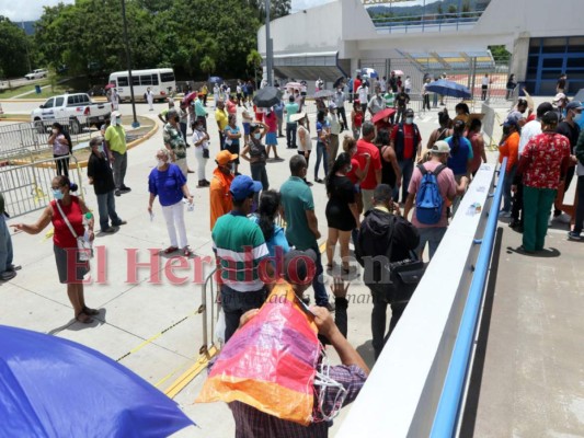 Cientos de hondureños acuden a recibir la segunda dosis contra el covid-19 (Fotos)