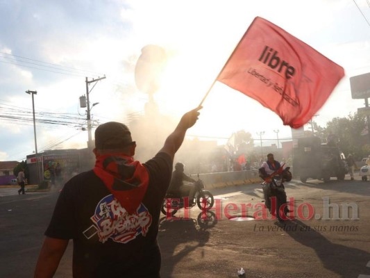 FOTOS: Oposición quema llantas e impide el paso en el bulevar Juan Pablo II de la capital