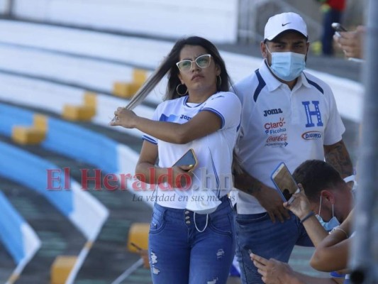 Bellas aficionadas engalanan el Olímpico; disfrutarán el Honduras-Costa Rica