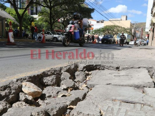 Baches, alcantarillas destapadas y calles colapsadas: riesgos en la capital