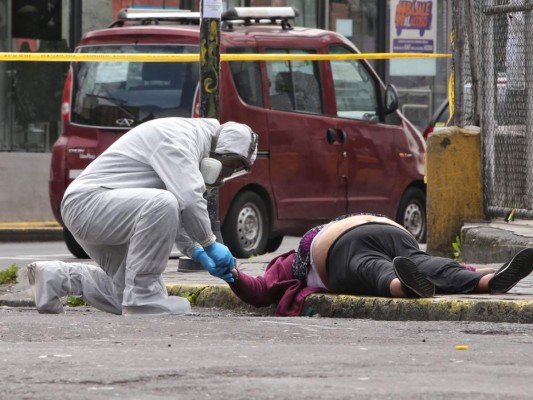 FOTOS: Al menos 19 personas mueren en casas y calles de Quito en medio de la pandemia