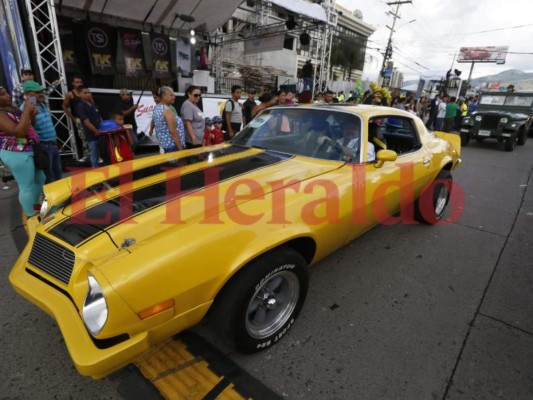 FOTOS: Los autos clásicos que adornan el carnaval de Tegucigalpa