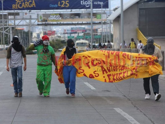 FOTOS: Las tomas enfrente de la UNAH que obstaculizaron el paso vehicular en el bulevar Suyapa