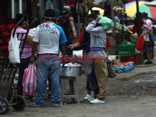 Largas filas y aglomeraciones, pese a que solo un dígito circula este lunes