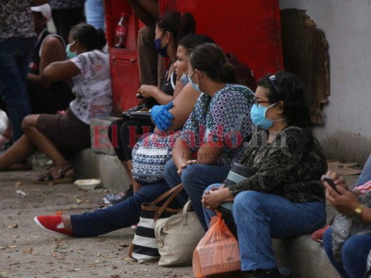 Largas filas y aglomeraciones, pese a que solo un dígito circula este lunes